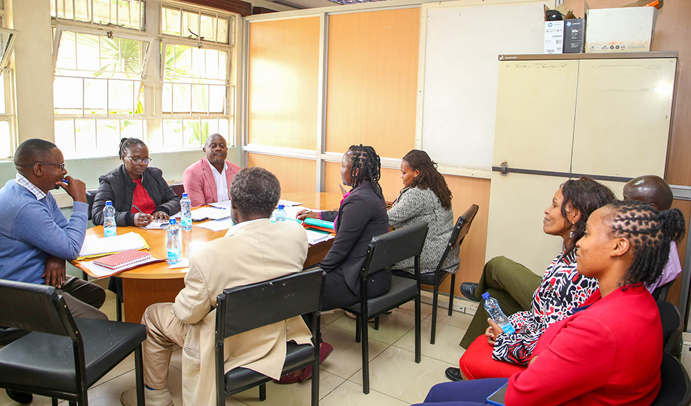 Members of Faculty and the delegation from Pharmacy and Poisons Board in a round-table discussion. 